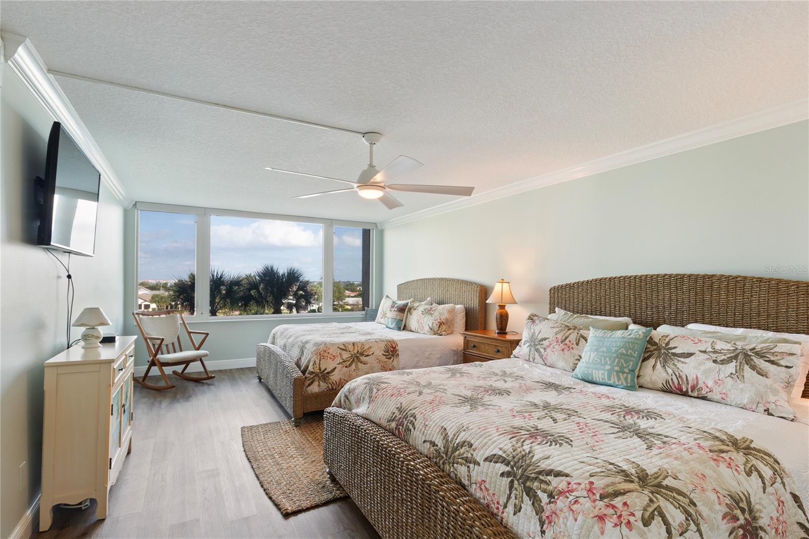 Listing photo id 39 for 736 Island Way 406