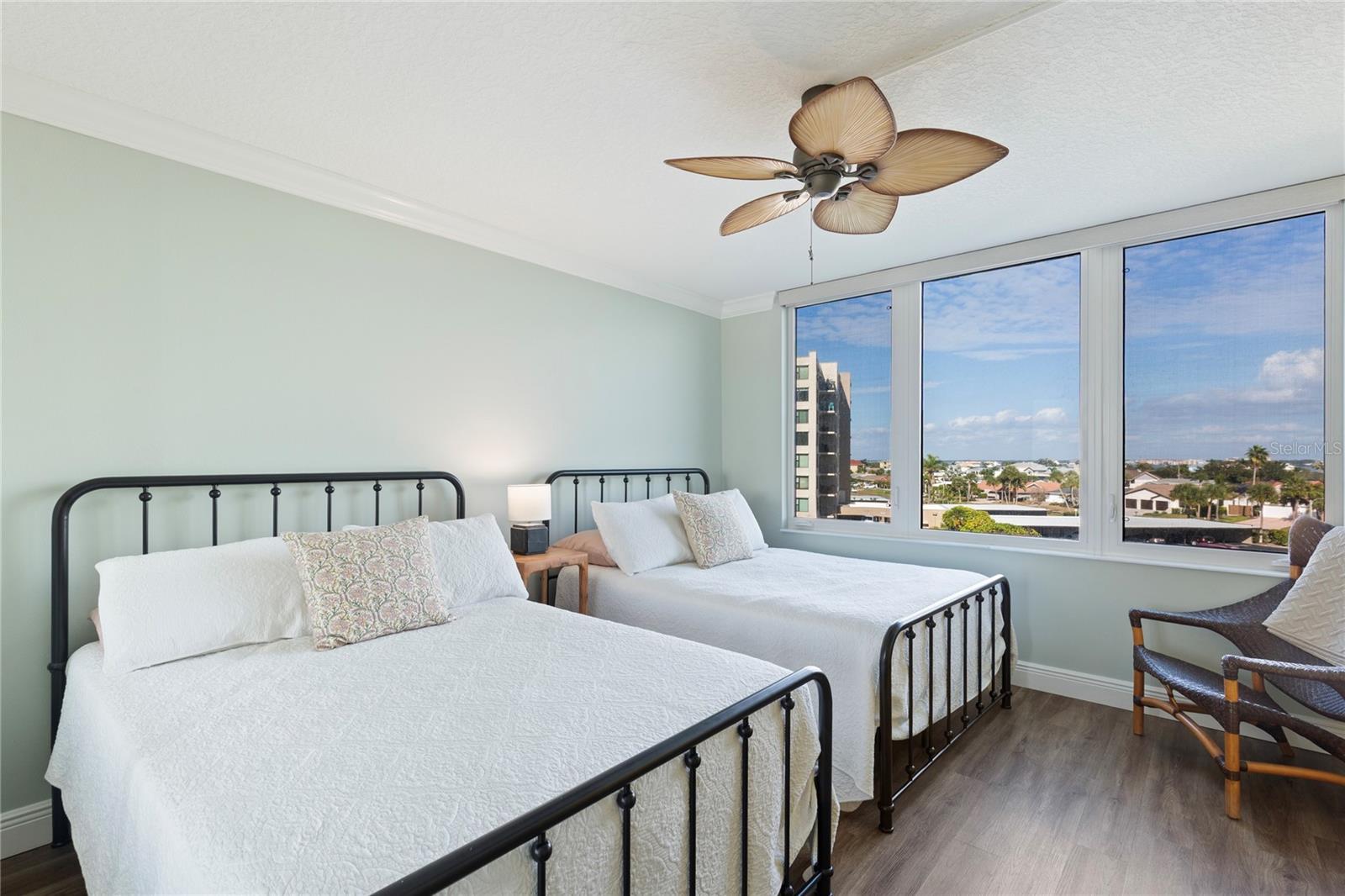 Listing photo id 46 for 736 Island Way 406