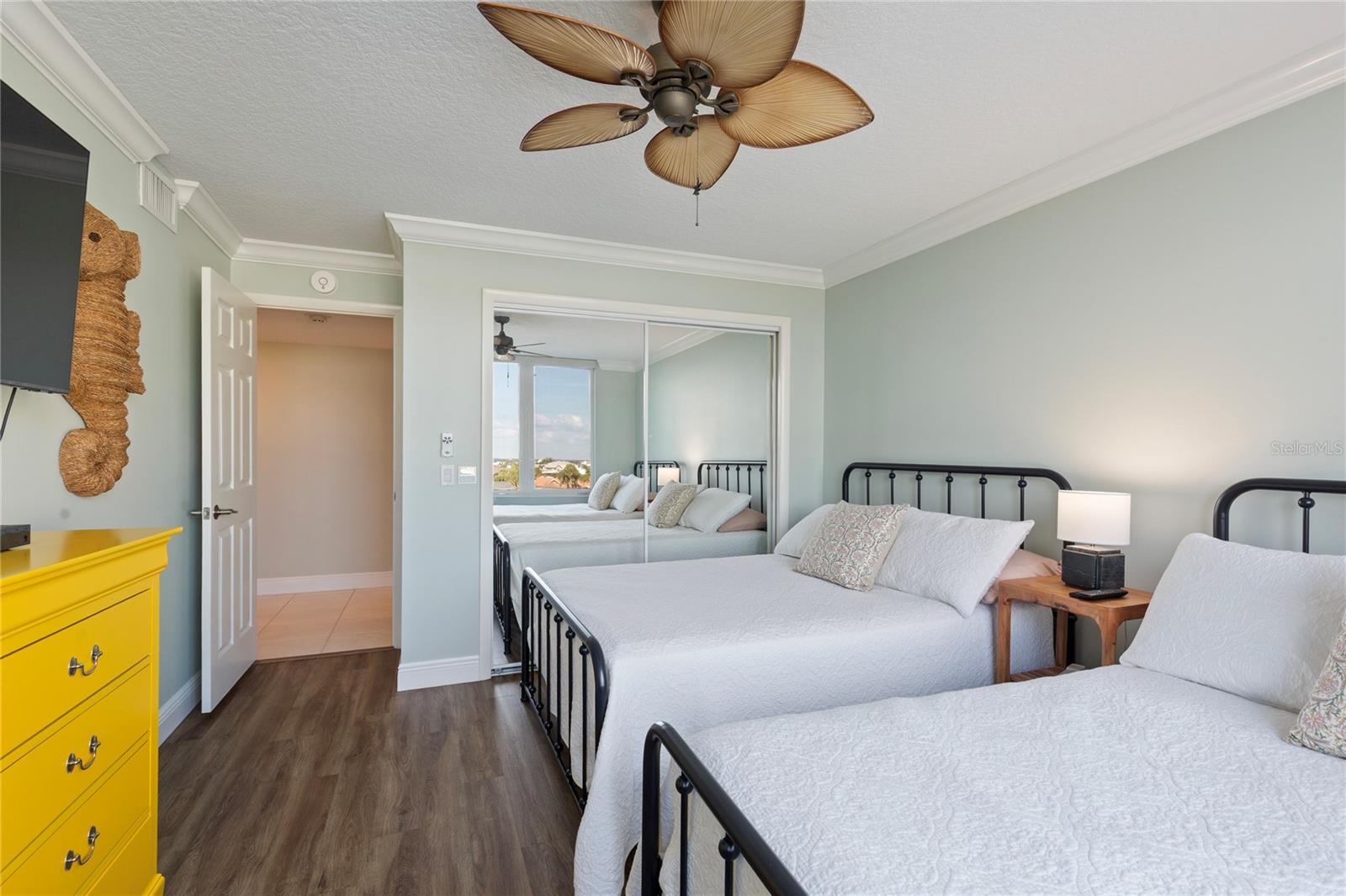 Listing photo id 48 for 736 Island Way 406