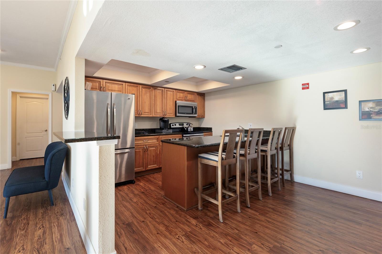Listing photo id 52 for 736 Island Way 406