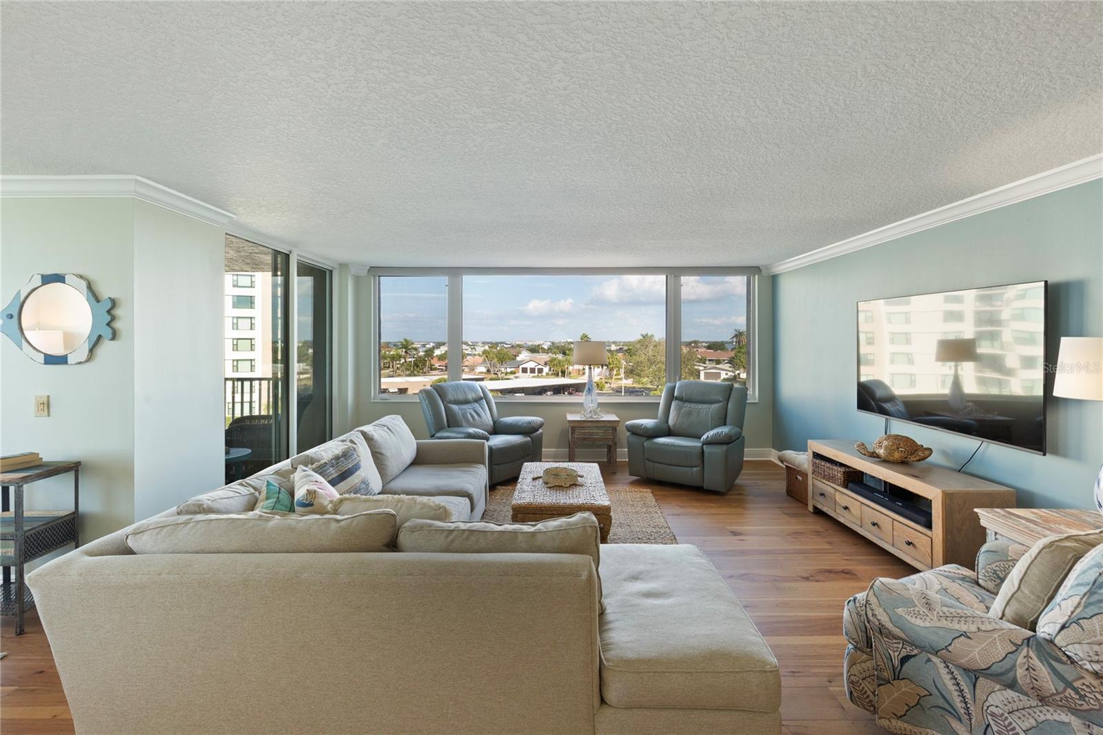 Listing photo id 5 for 736 Island Way 406