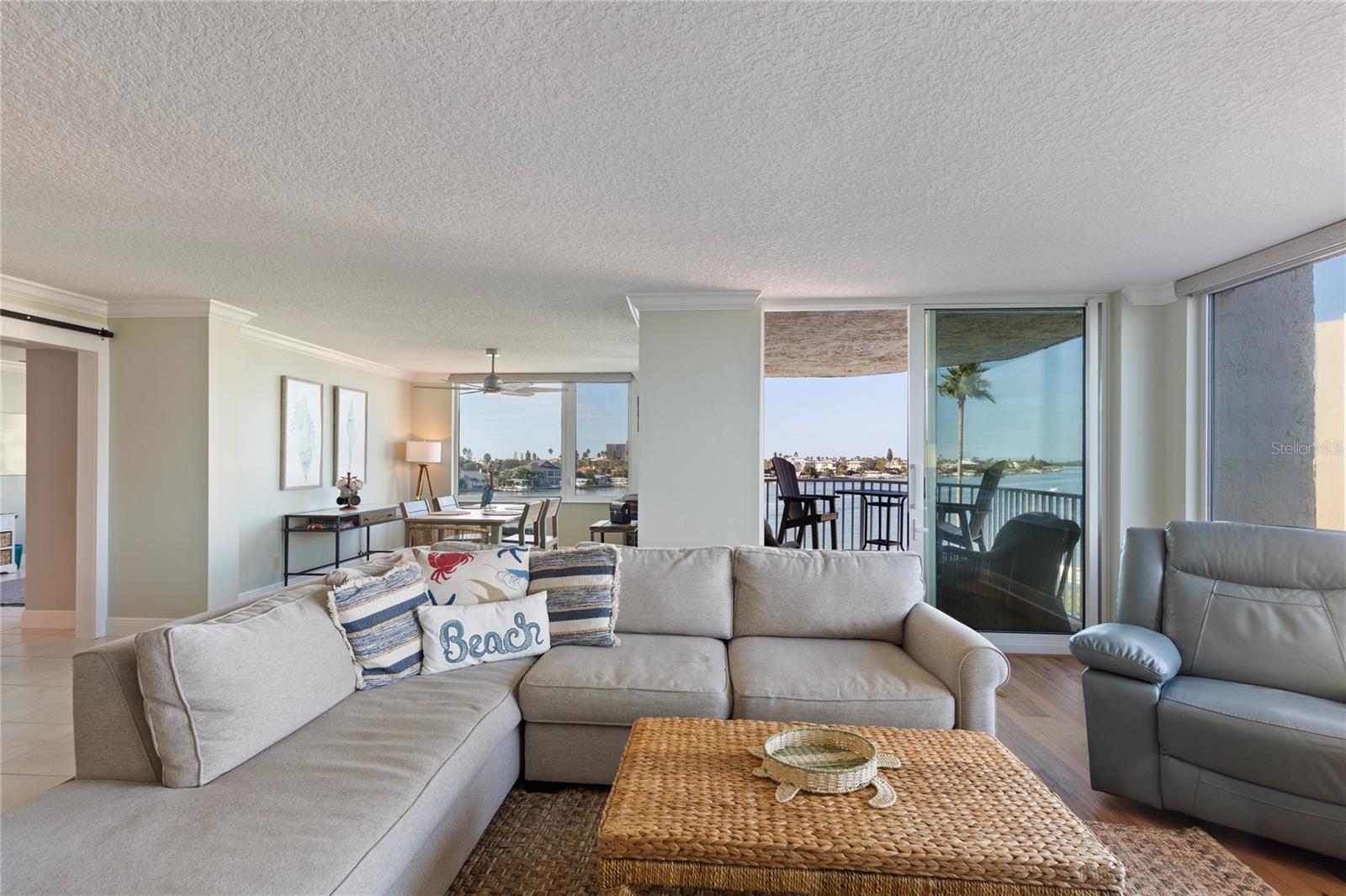 Listing photo id 7 for 736 Island Way 406