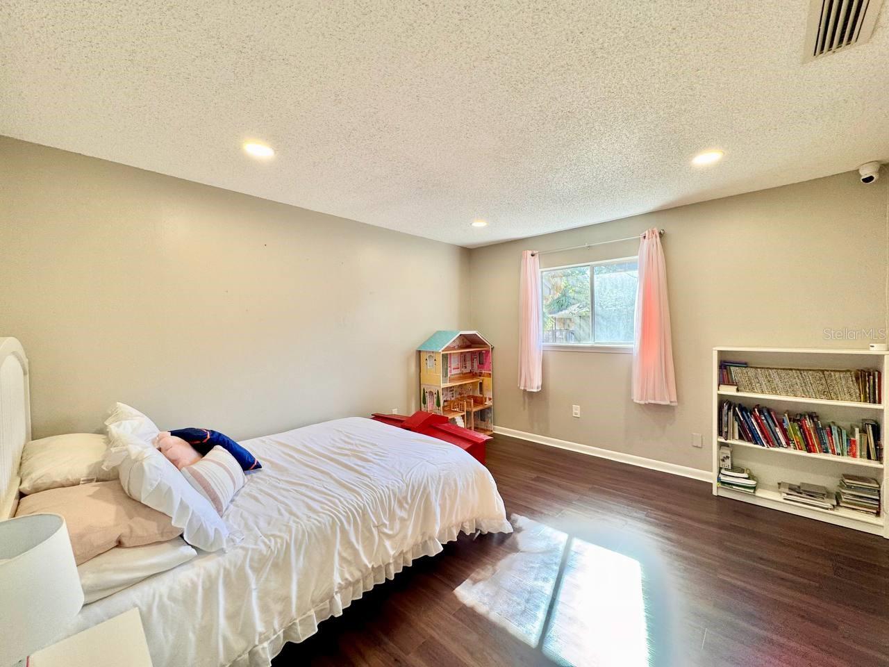 Image 16 of 26 For 6345 Newtown Circle 45a1