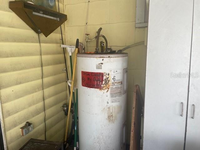 Listing photo id 14 for 2950 64th Avenue N