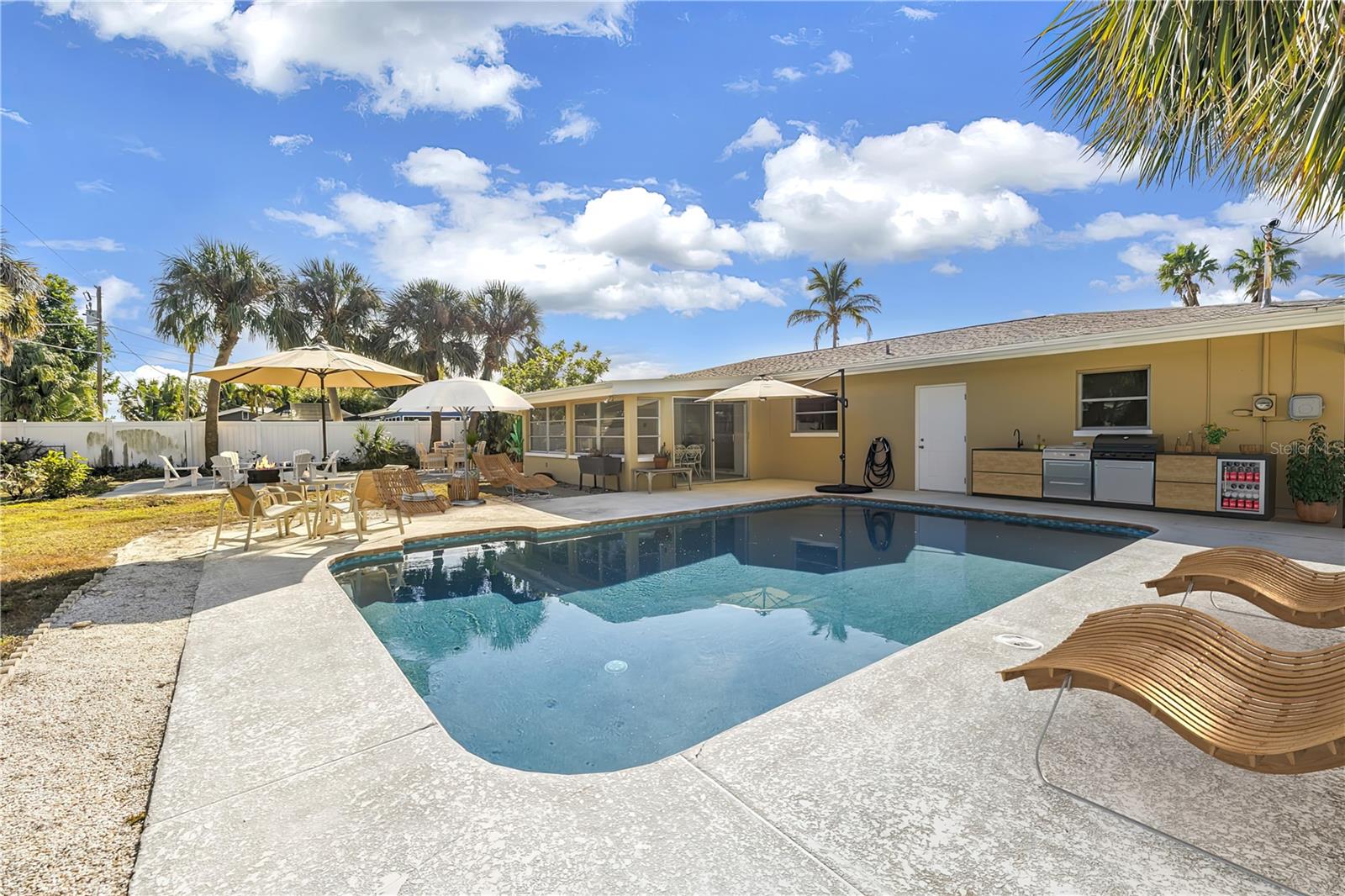 Image 18 of 32 For 7047 Shore Drive S