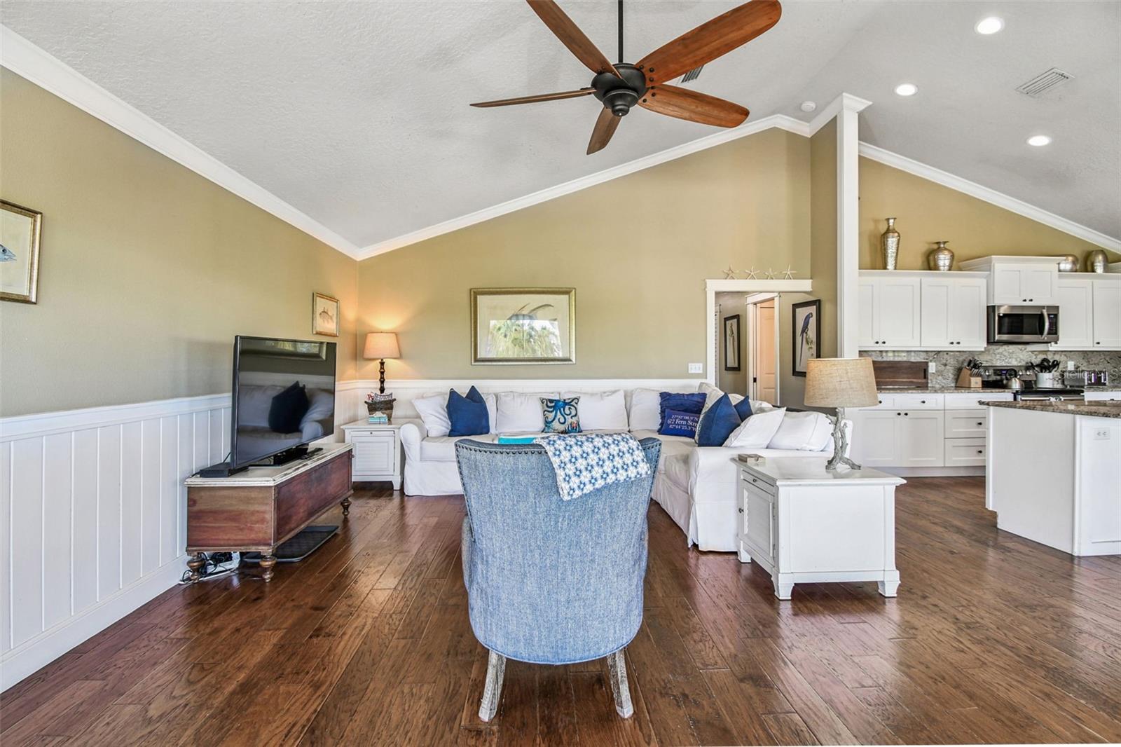 Image 12 of 81 For 612 Fern Street