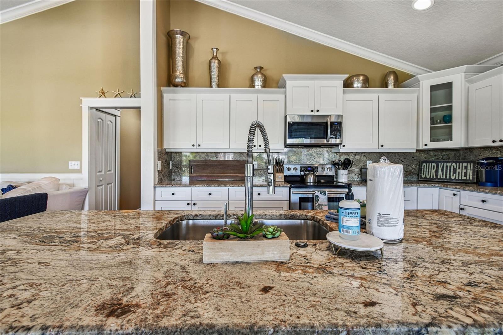 Image 18 of 81 For 612 Fern Street