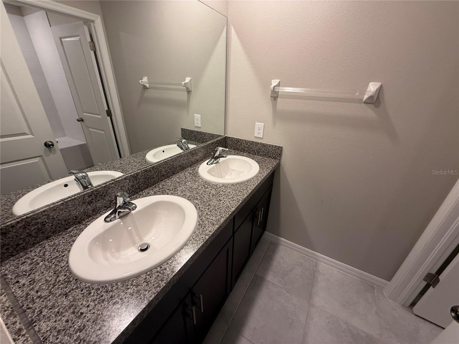 Listing photo id 14 for 9423 Channing Hill Drive