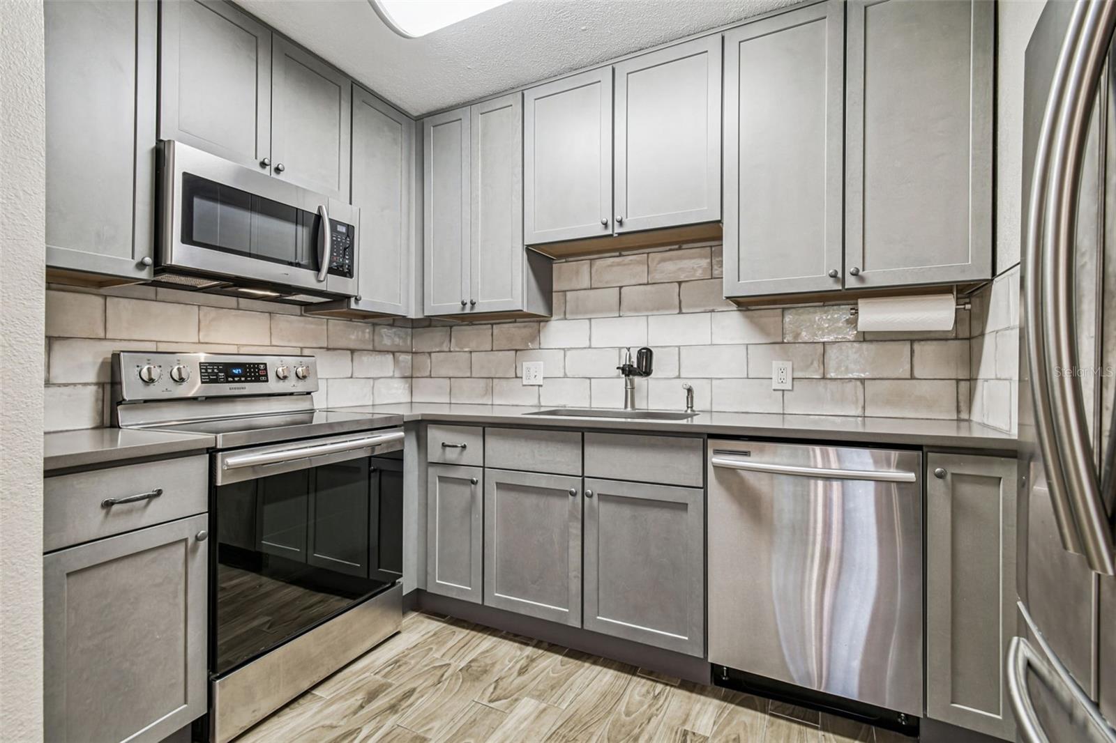 Image 11 of 50 For 13691 Orange Sunset Drive 201