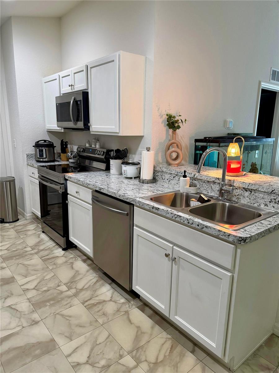 Image 3 of 19 For 2713 Hudson Street