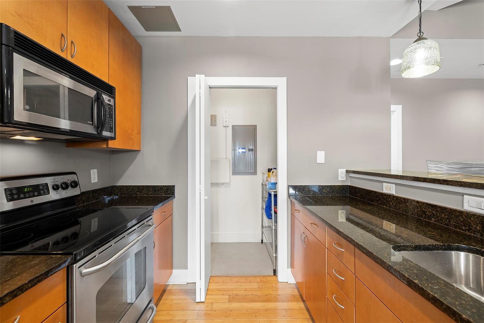 Image 14 of 50 For 1010 Central Avenue 302