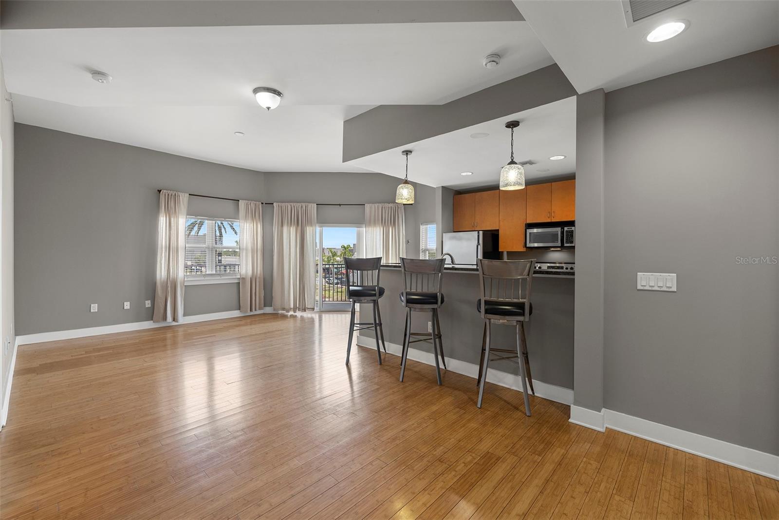 Image 4 of 50 For 1010 Central Avenue 302