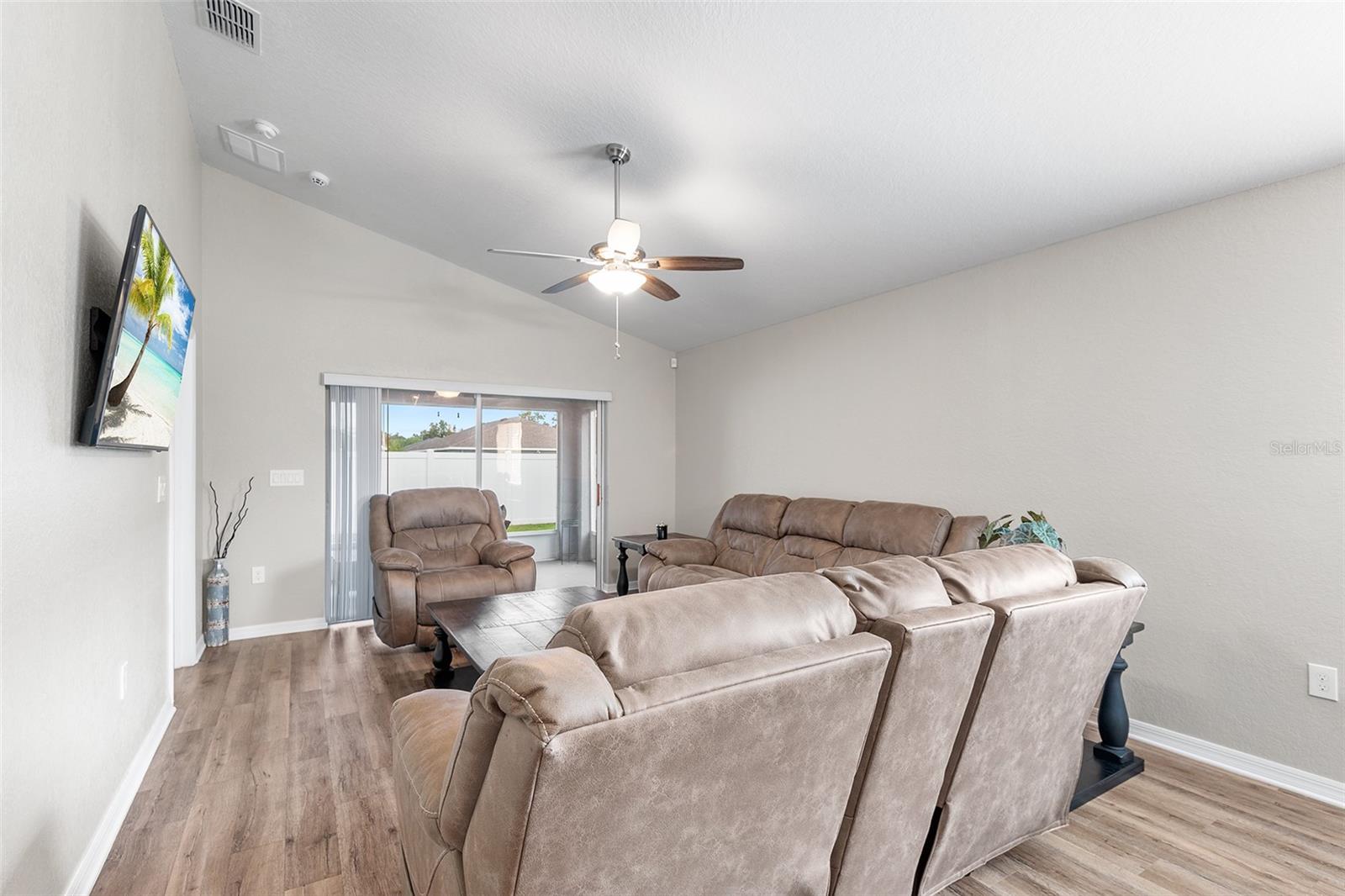 Image 14 of 33 For 220 St Georges Circle