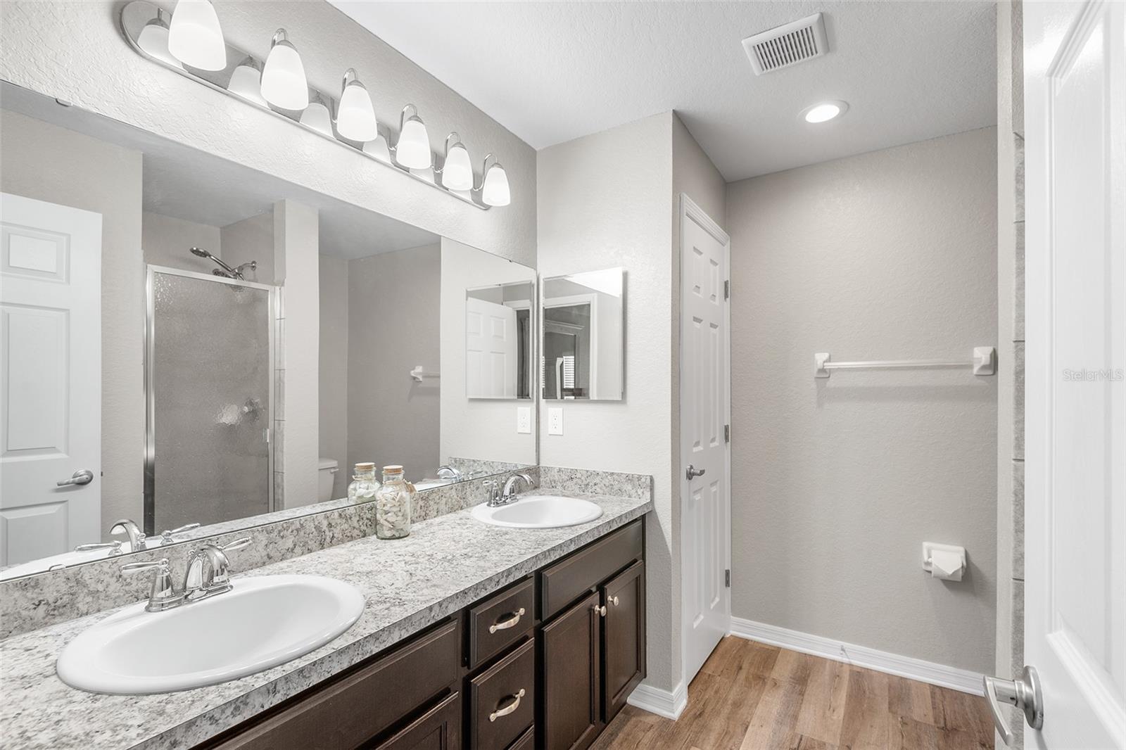 Image 19 of 33 For 220 St Georges Circle