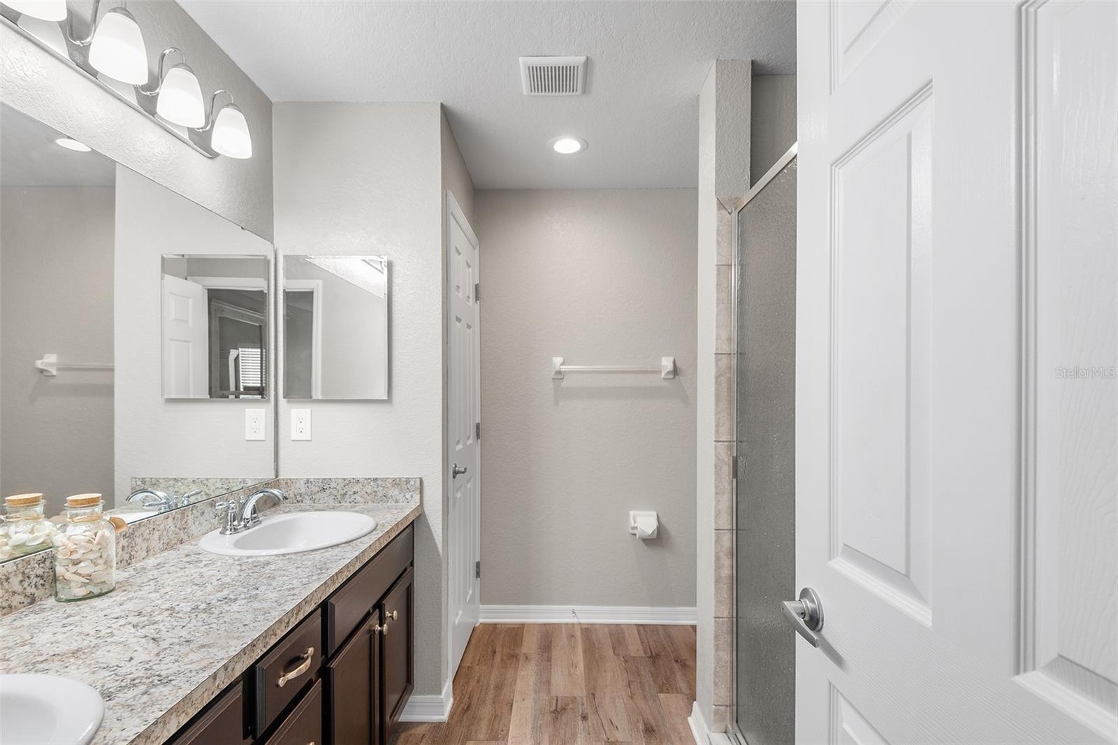 Image 20 of 33 For 220 St Georges Circle