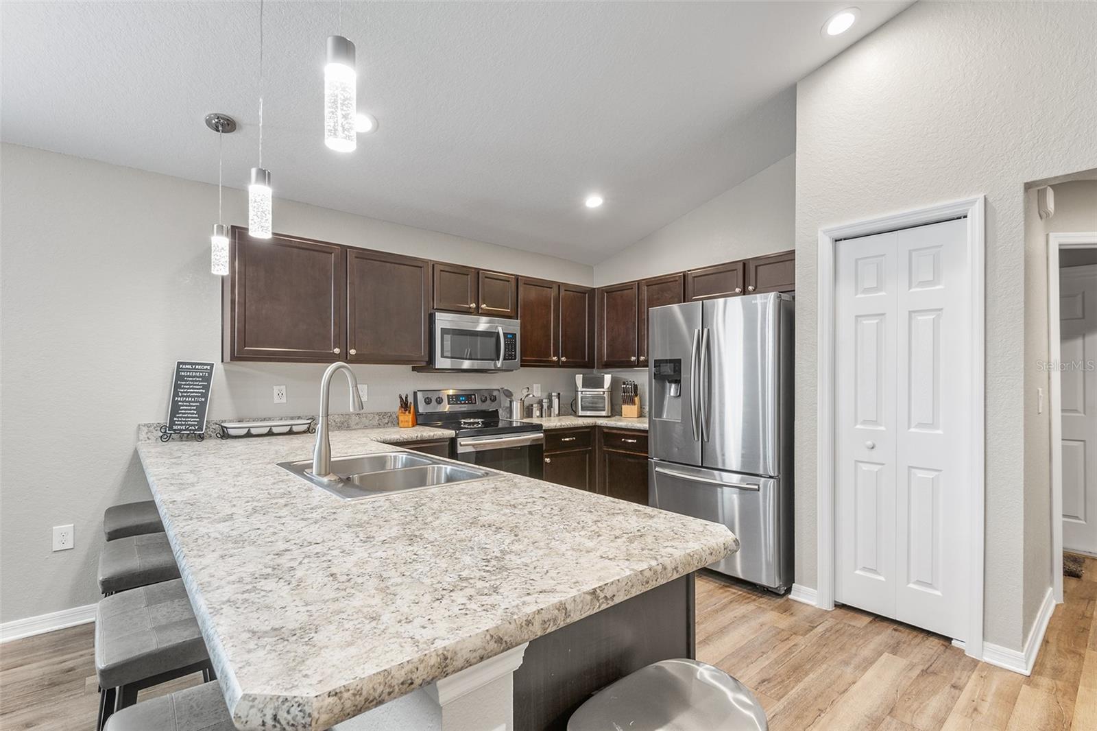 Image 8 of 33 For 220 St Georges Circle