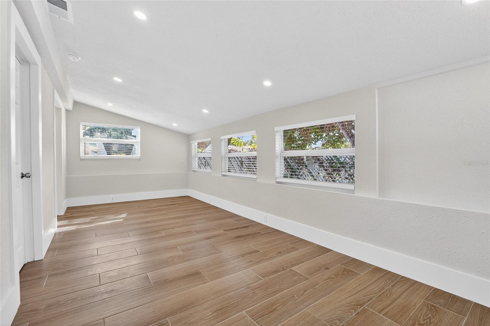 Image 23 of 35 For 2547 Loma Linda Street