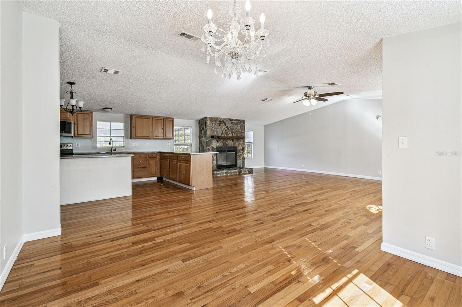 Listing photo id 8 for 12015 Rose Lane