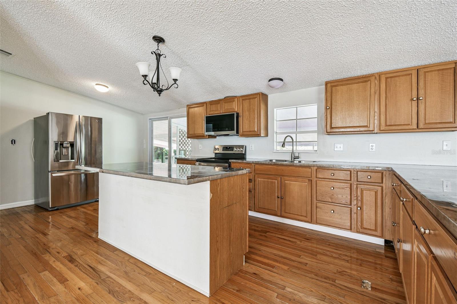 Listing photo id 10 for 12015 Rose Lane