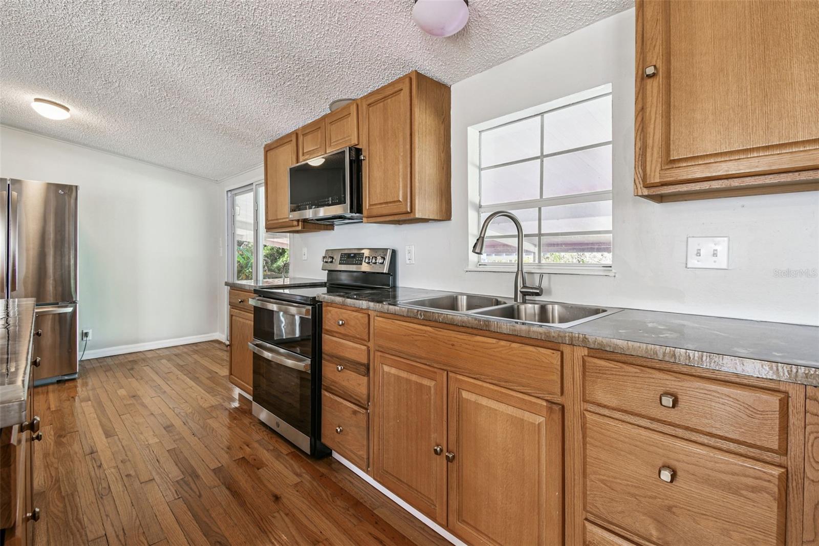 Listing photo id 11 for 12015 Rose Lane