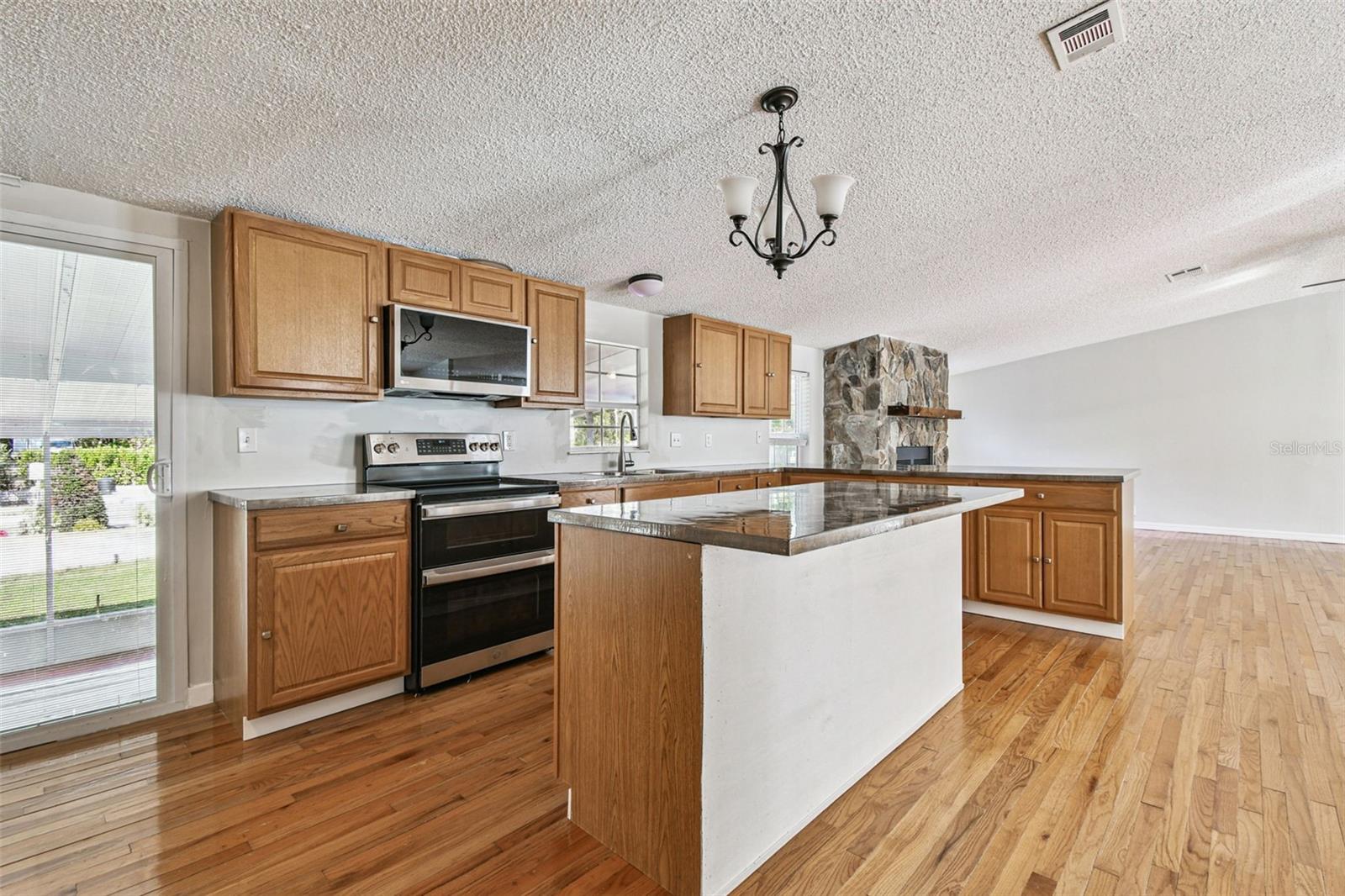 Listing photo id 12 for 12015 Rose Lane