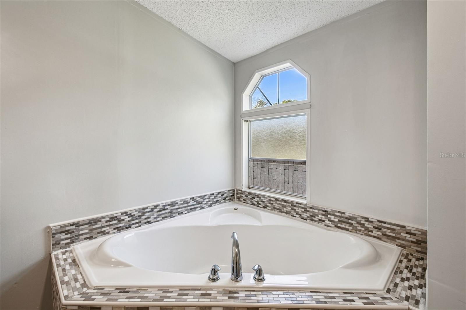 Listing photo id 20 for 12015 Rose Lane