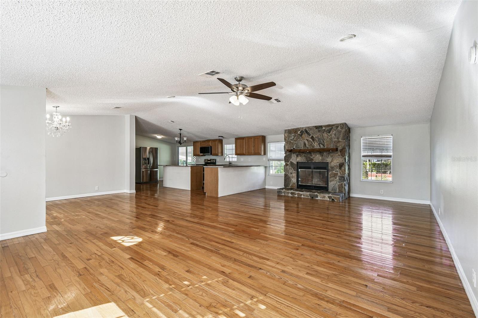 Listing photo id 6 for 12015 Rose Lane