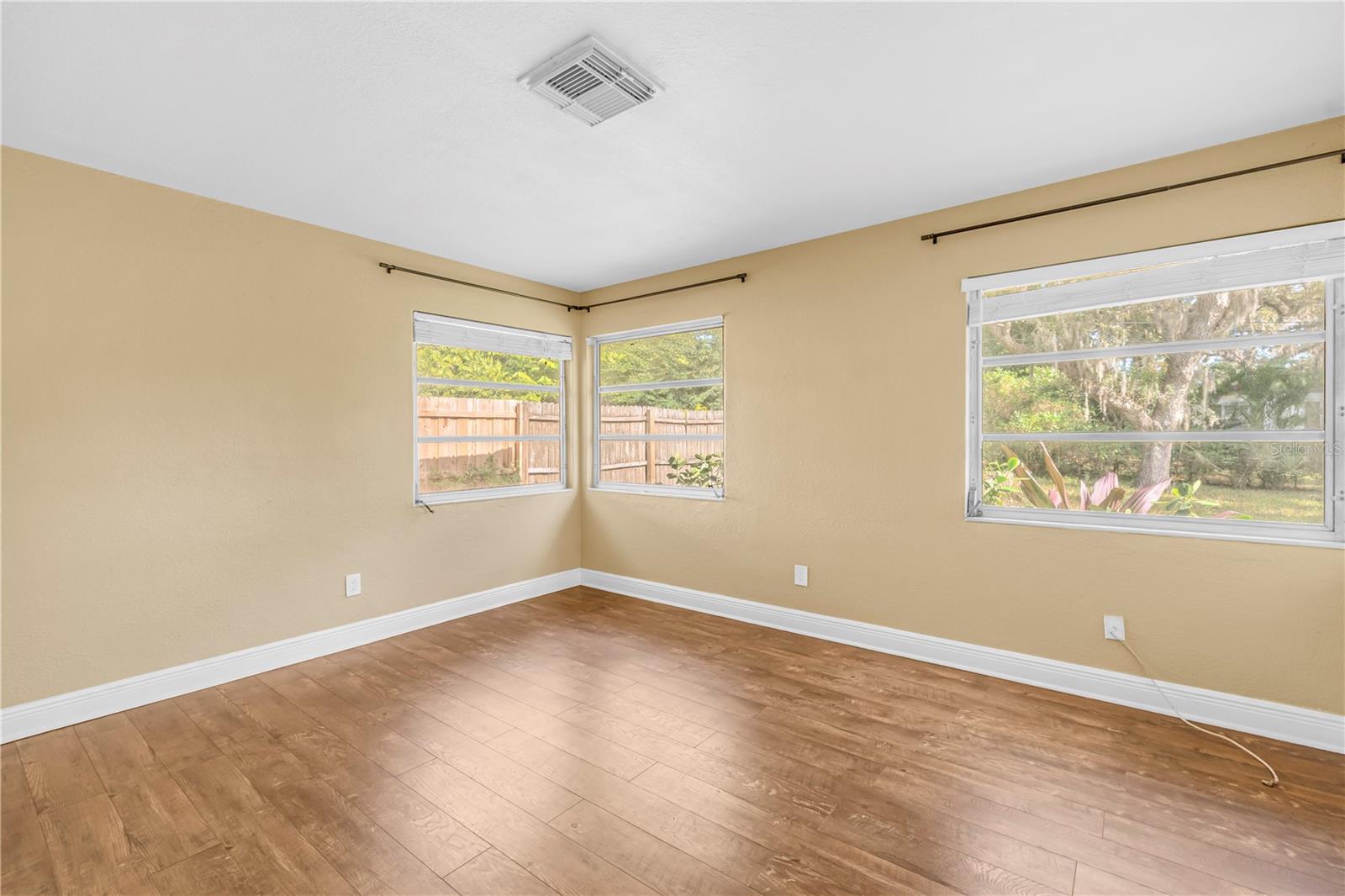 Image 16 of 52 For 1019 Woodcrest Avenue