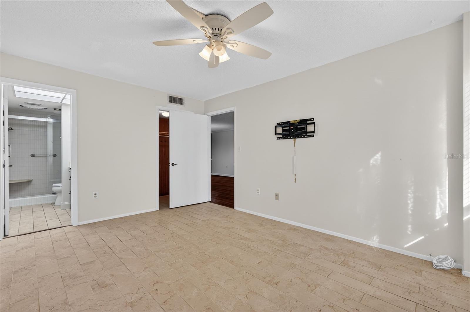 Image 18 of 49 For 1012 Pearce Drive 110