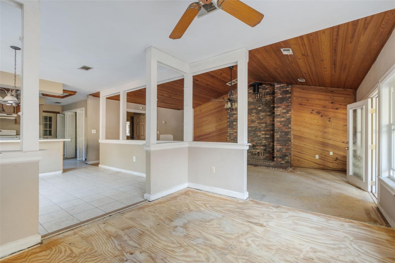 Image 11 of 25 For 1932 Queenswood Drive