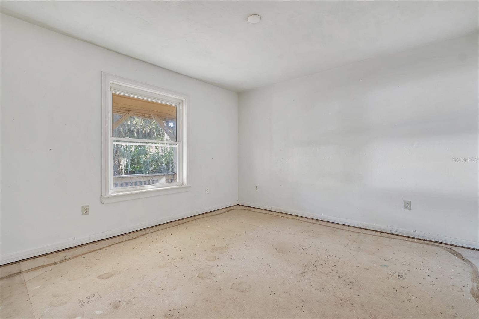 Image 16 of 25 For 1932 Queenswood Drive