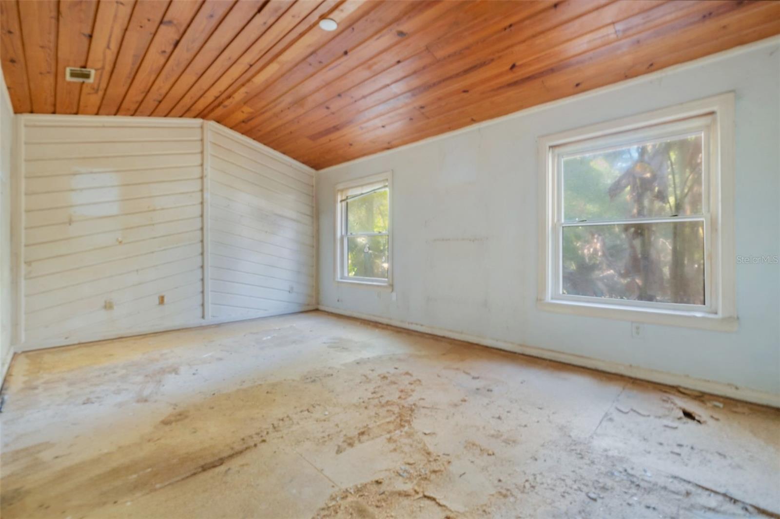 Image 18 of 25 For 1932 Queenswood Drive