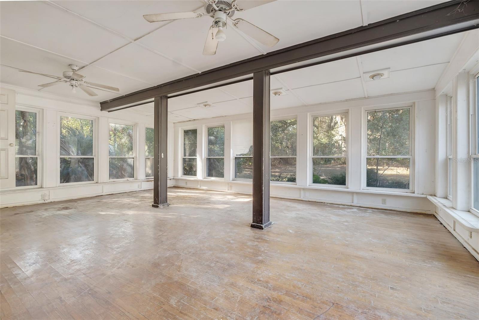 Image 19 of 25 For 1932 Queenswood Drive