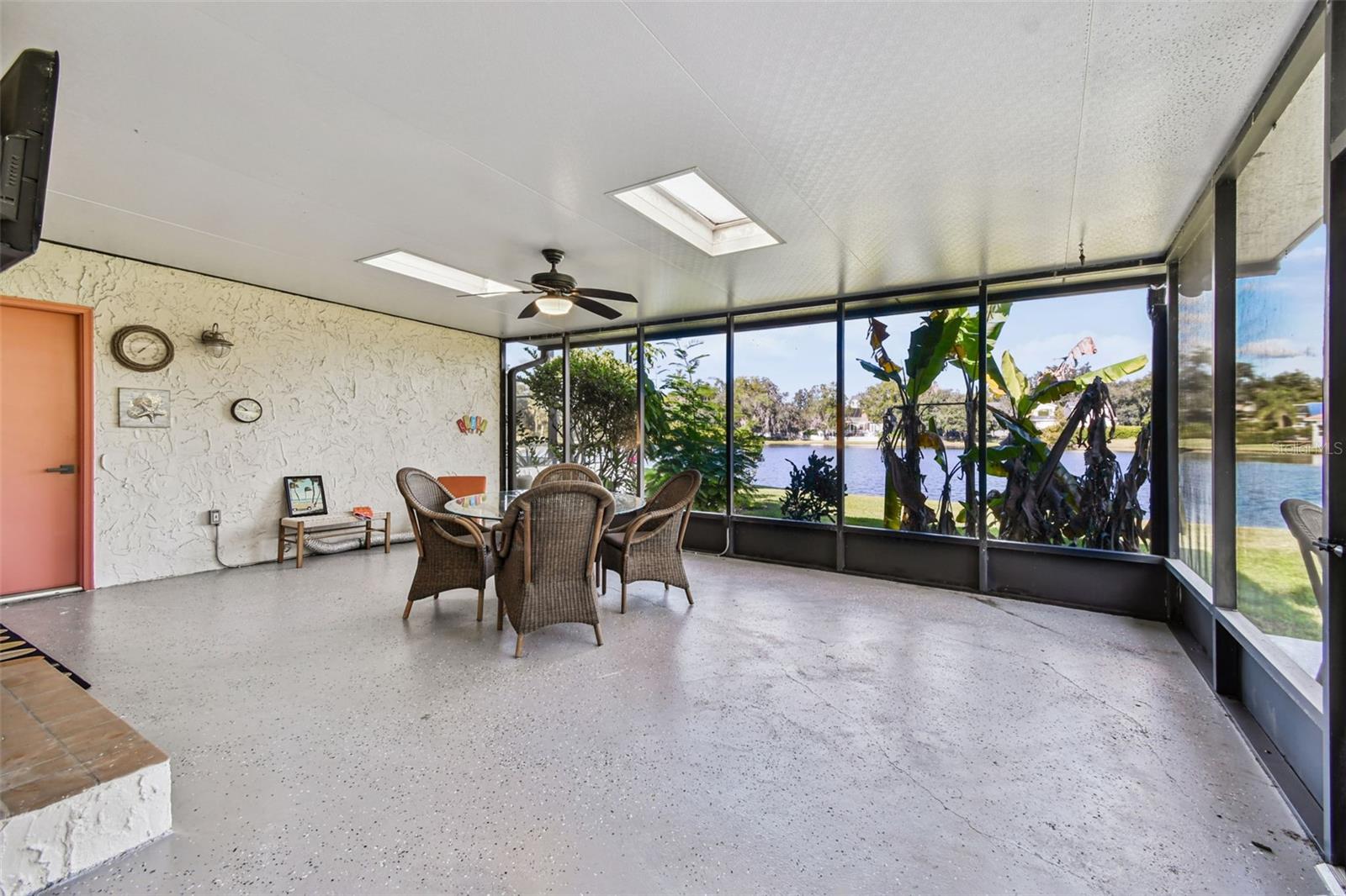 Listing photo id 23 for 5352 Saddlebrook Way 4