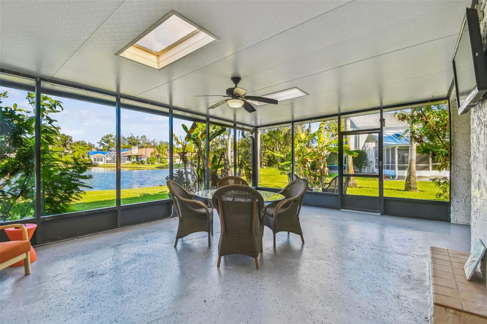 Listing photo id 30 for 5352 Saddlebrook Way 4