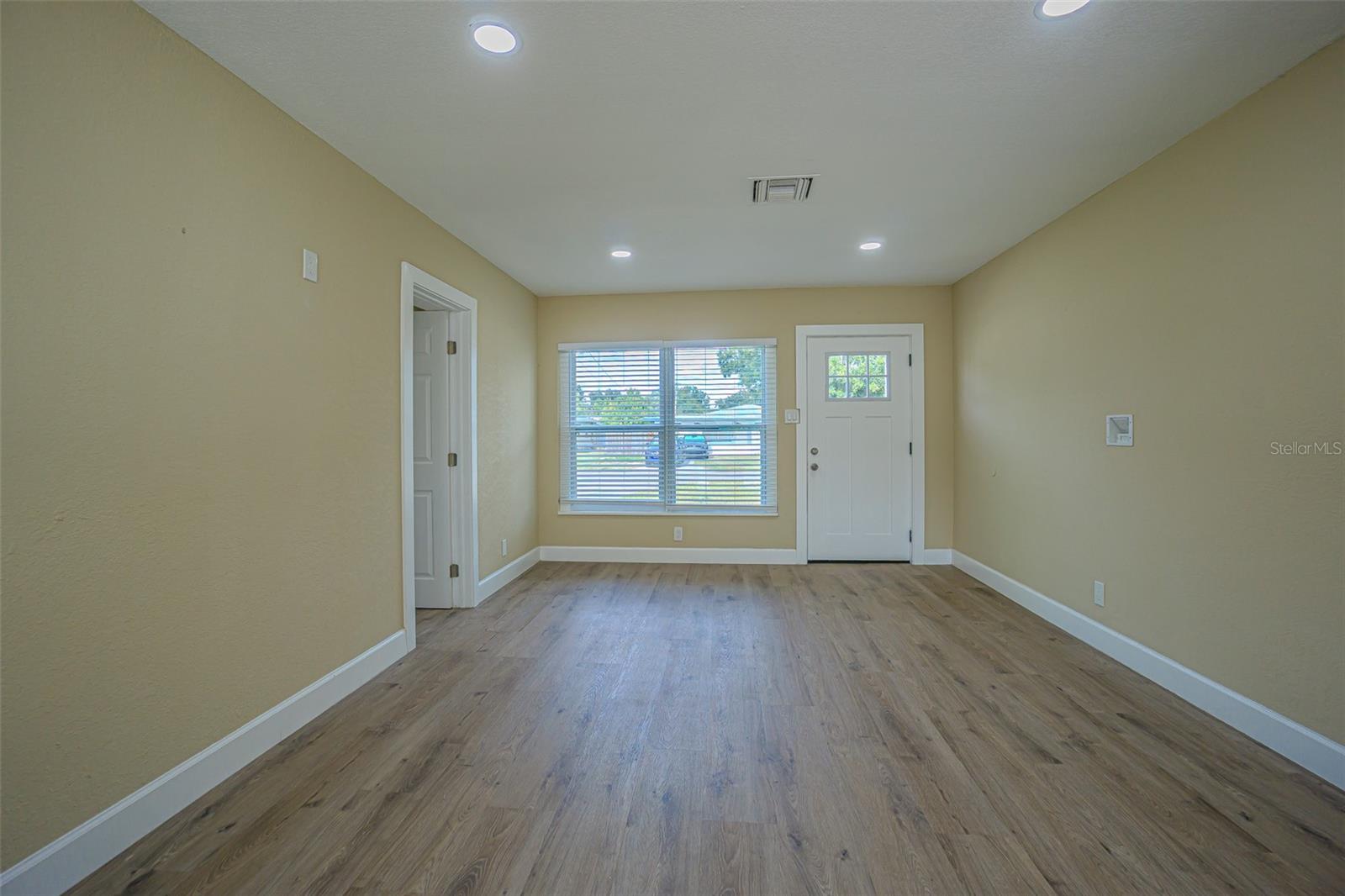 Listing photo id 1 for 2710 Nassau Street