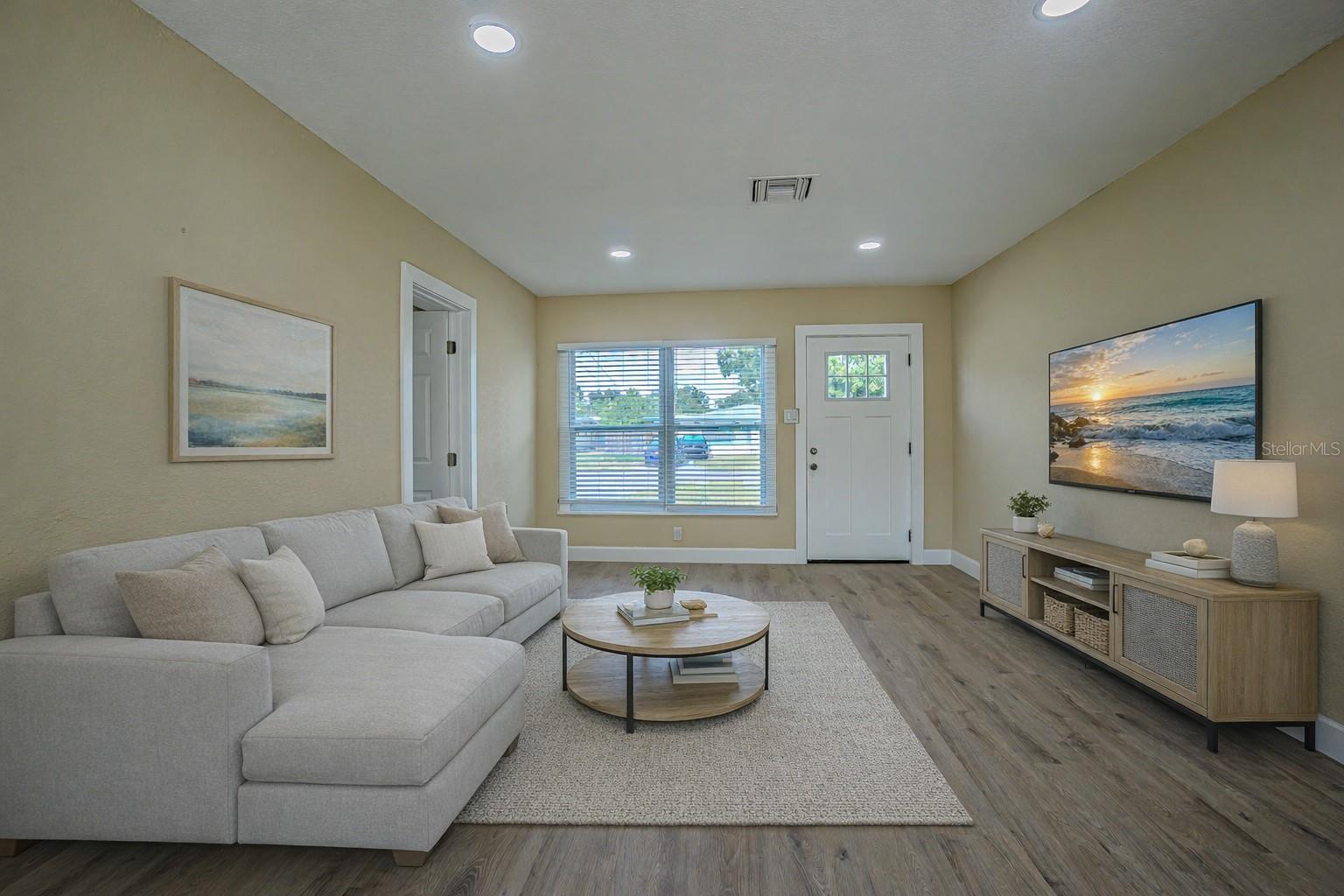 Listing photo id 2 for 2710 Nassau Street