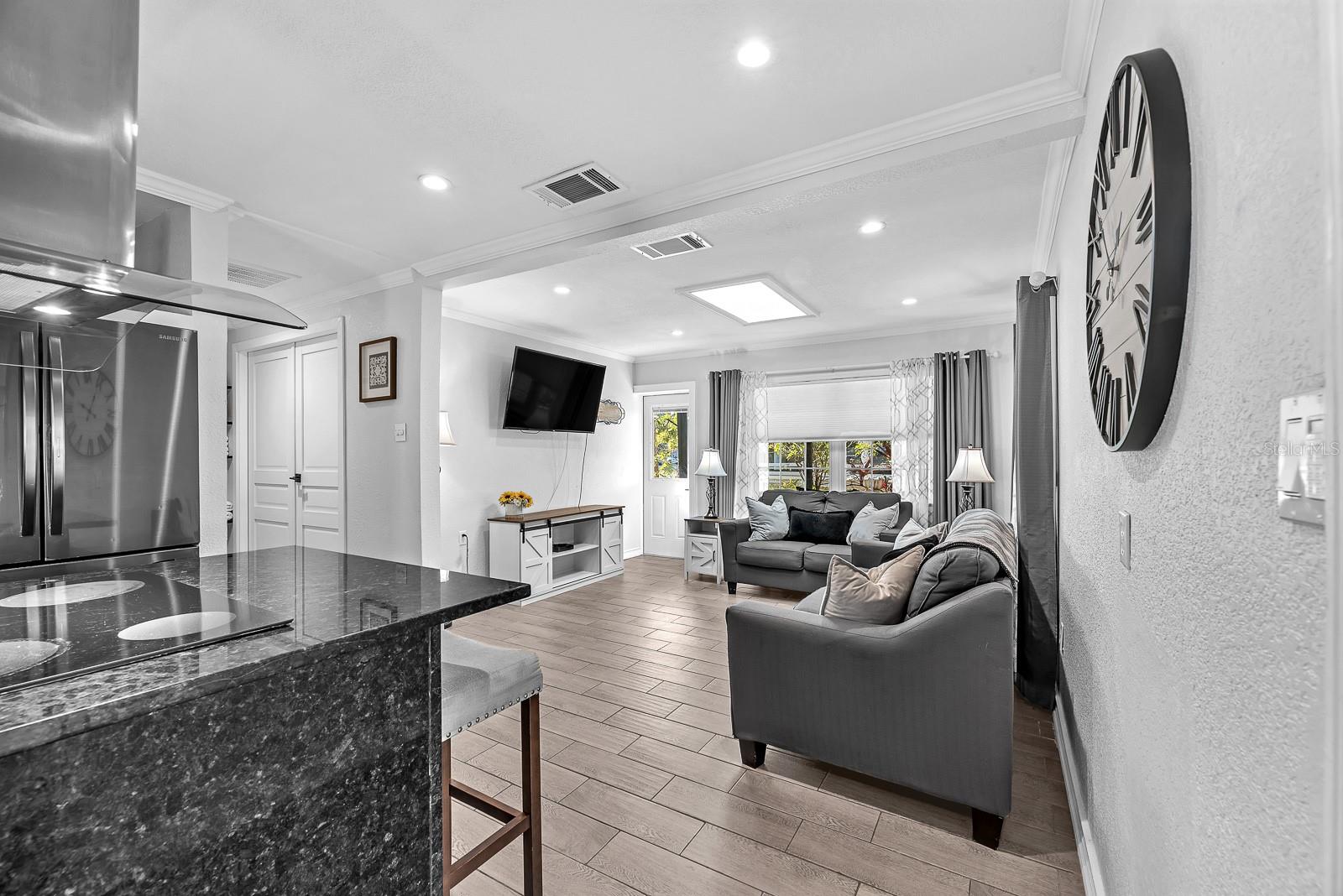 Listing photo id 8 for 105 Saint Cloud Avenue