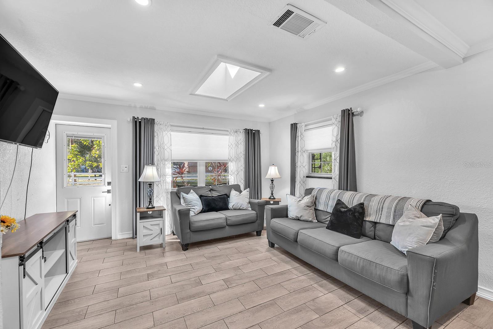 Listing photo id 12 for 105 Saint Cloud Avenue