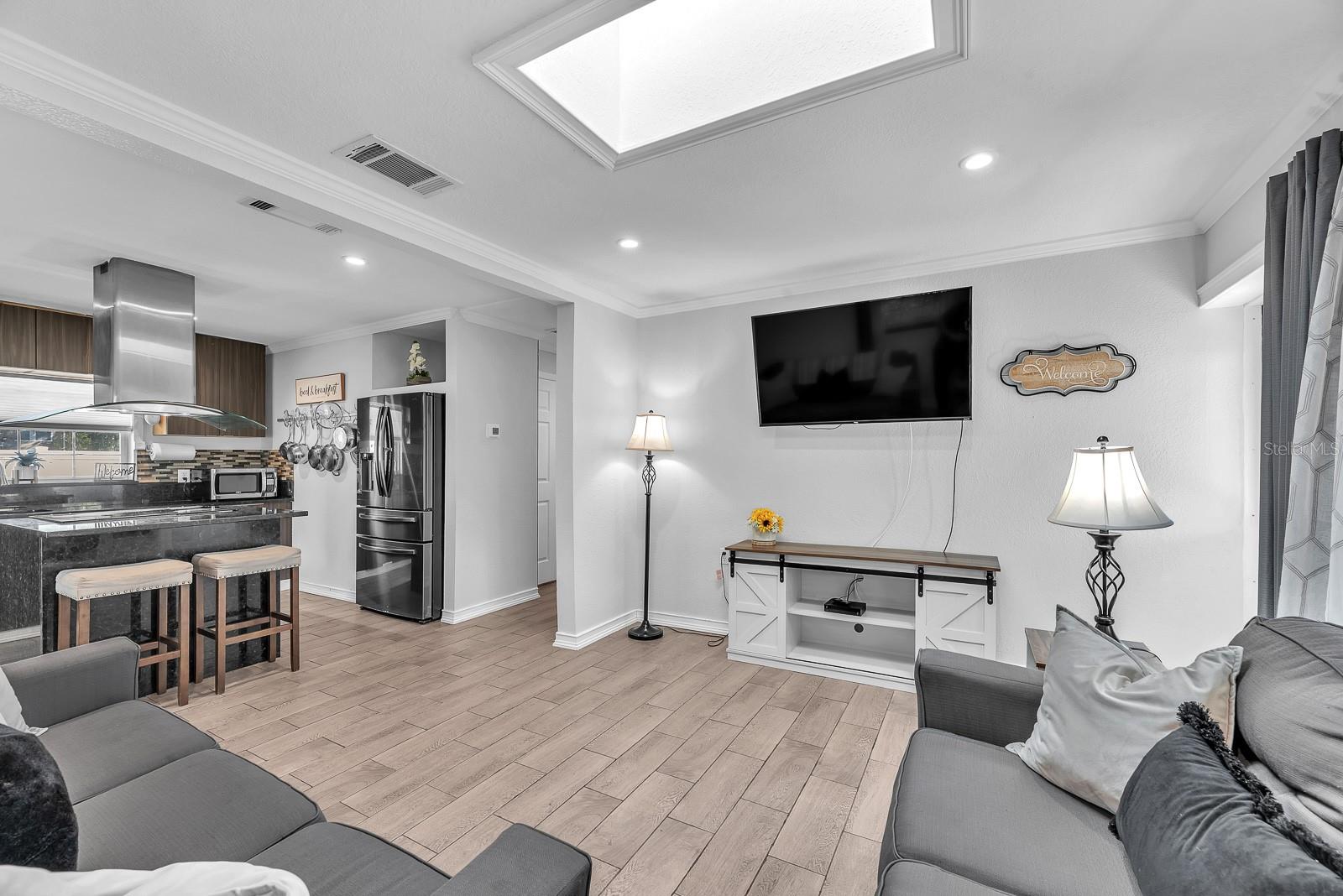 Listing photo id 13 for 105 Saint Cloud Avenue