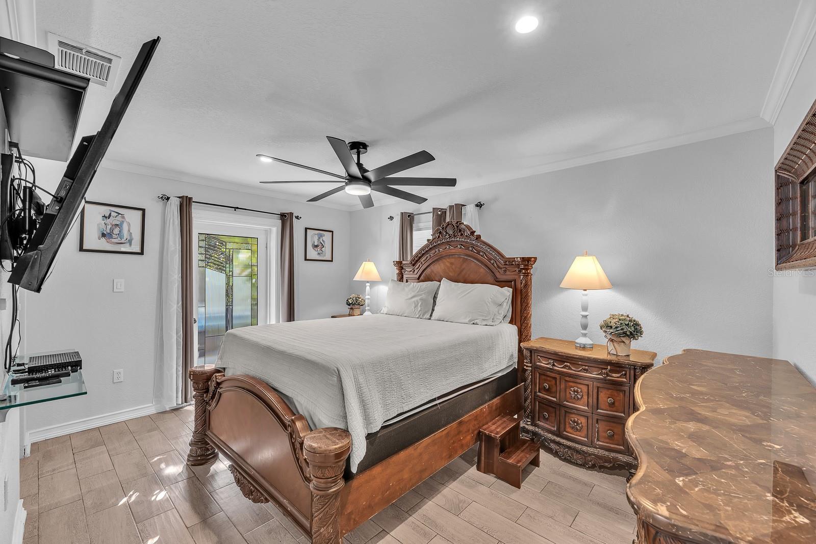 Listing photo id 15 for 105 Saint Cloud Avenue