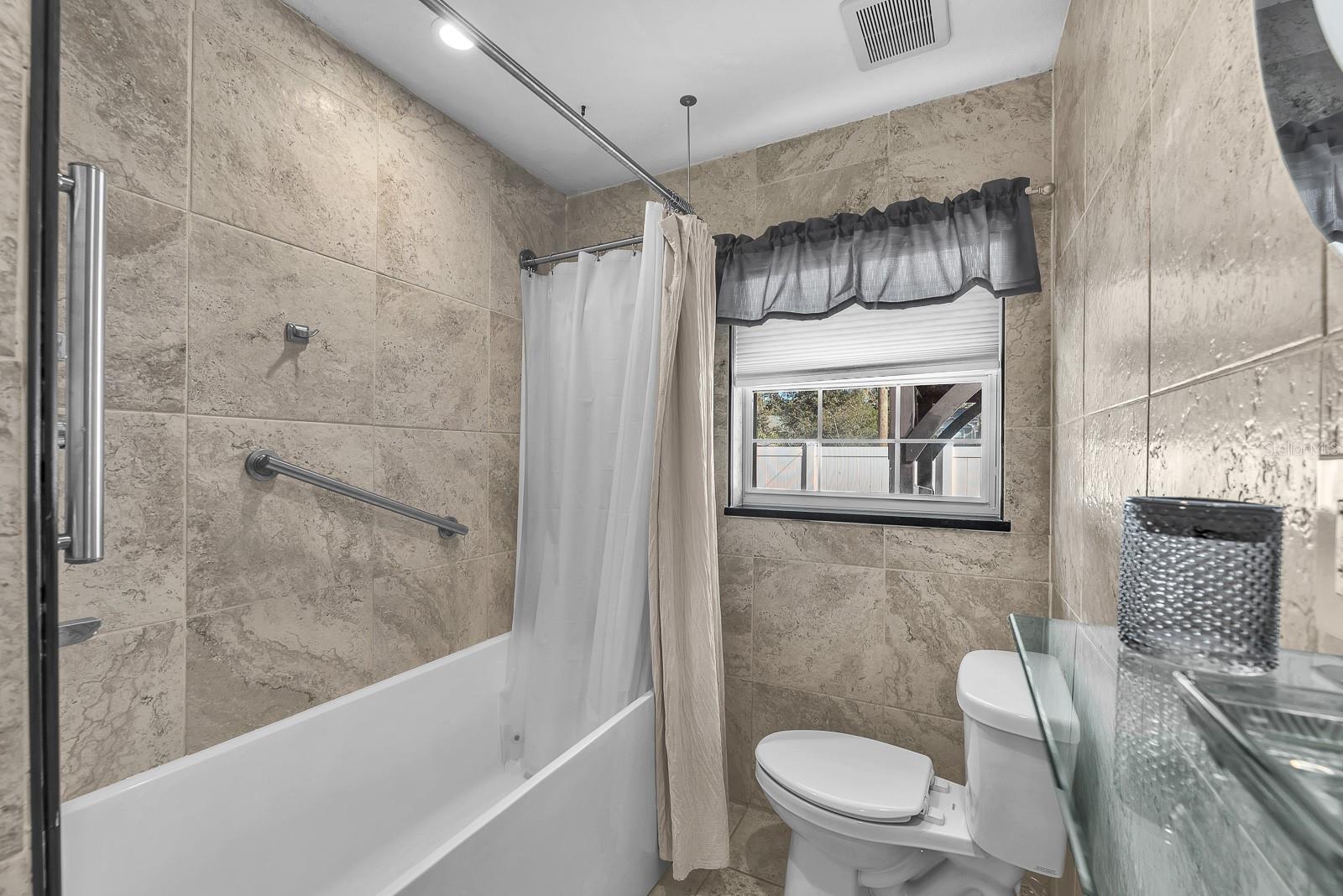 Listing photo id 18 for 105 Saint Cloud Avenue