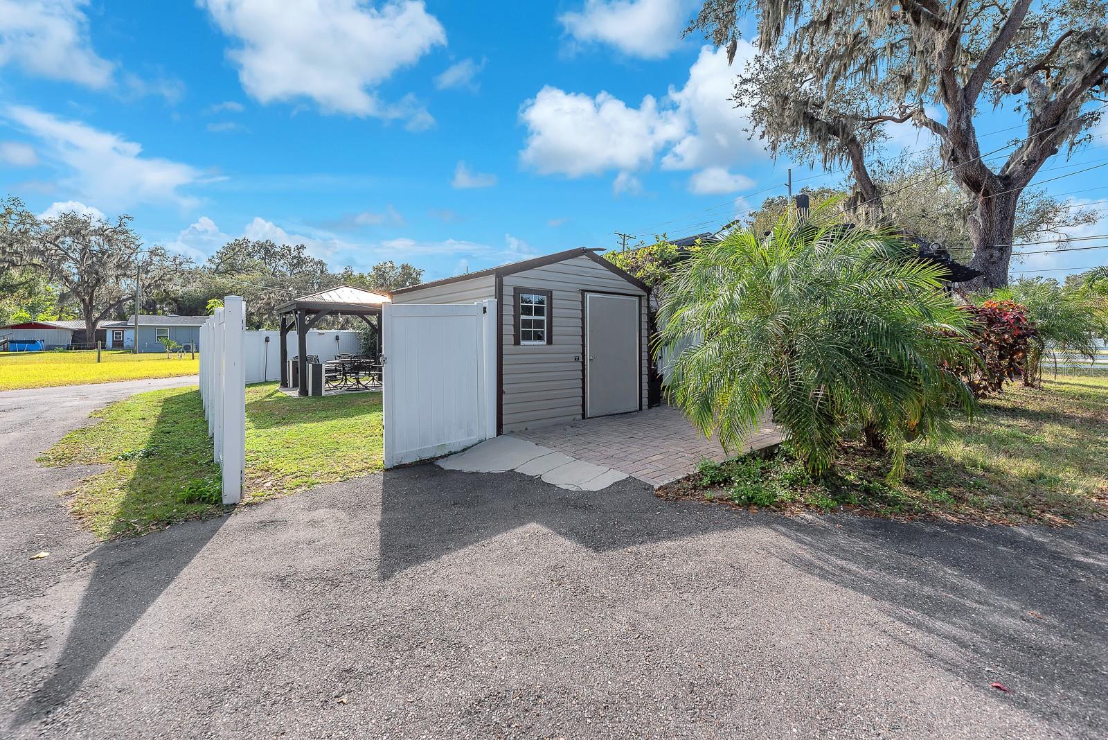 Listing photo id 19 for 105 Saint Cloud Avenue