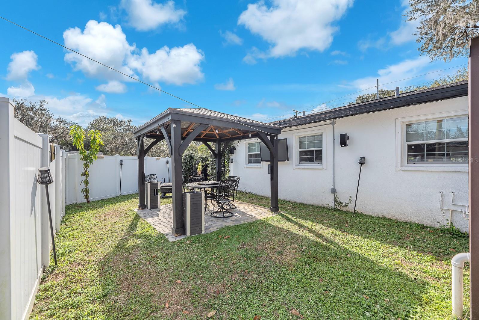 Listing photo id 20 for 105 Saint Cloud Avenue