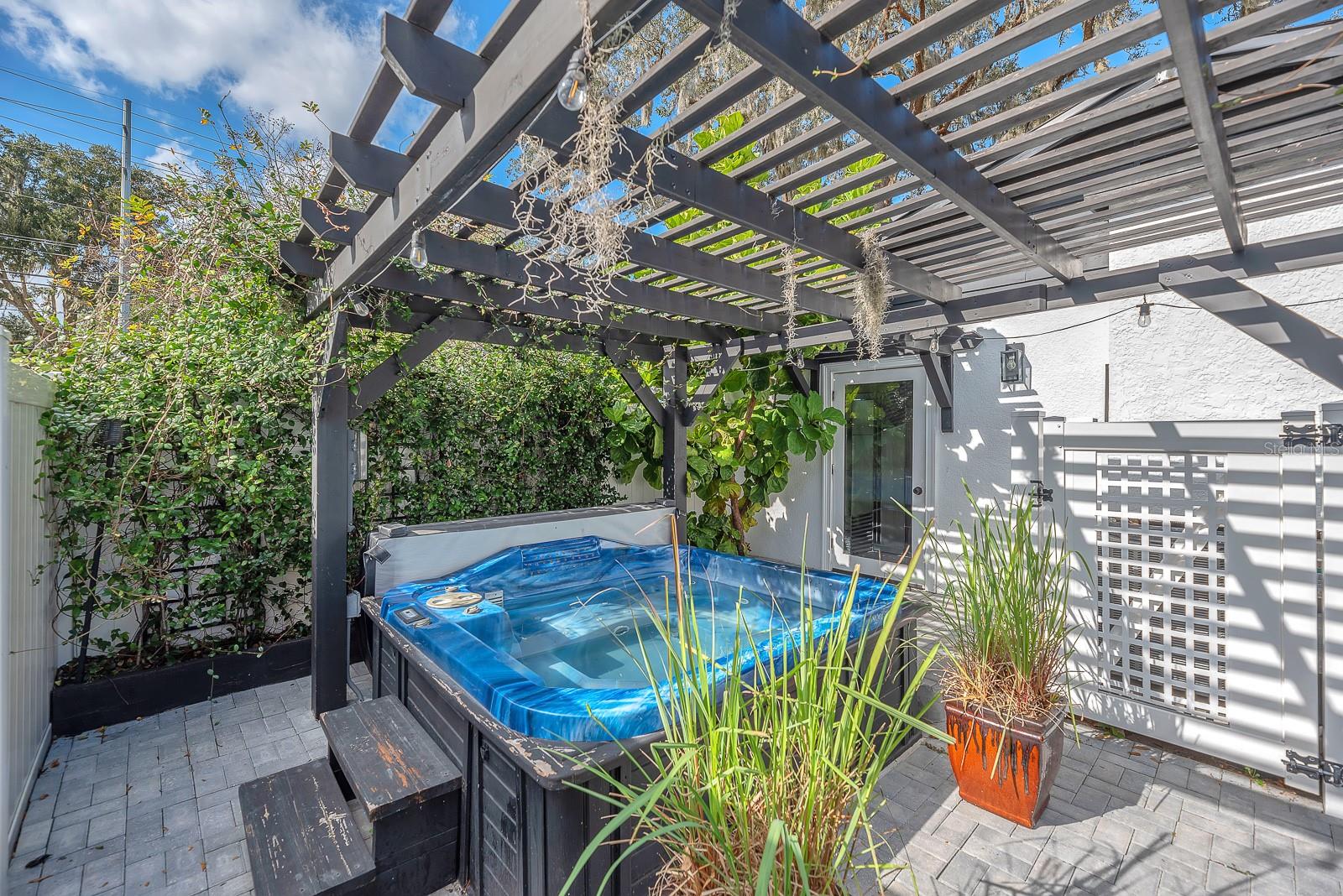 Listing photo id 24 for 105 Saint Cloud Avenue