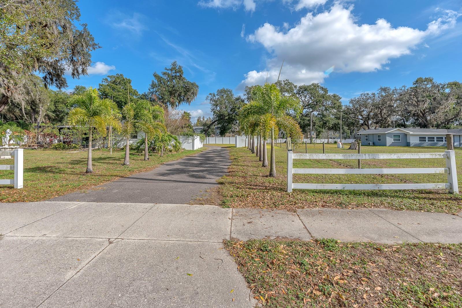 Listing photo id 27 for 105 Saint Cloud Avenue