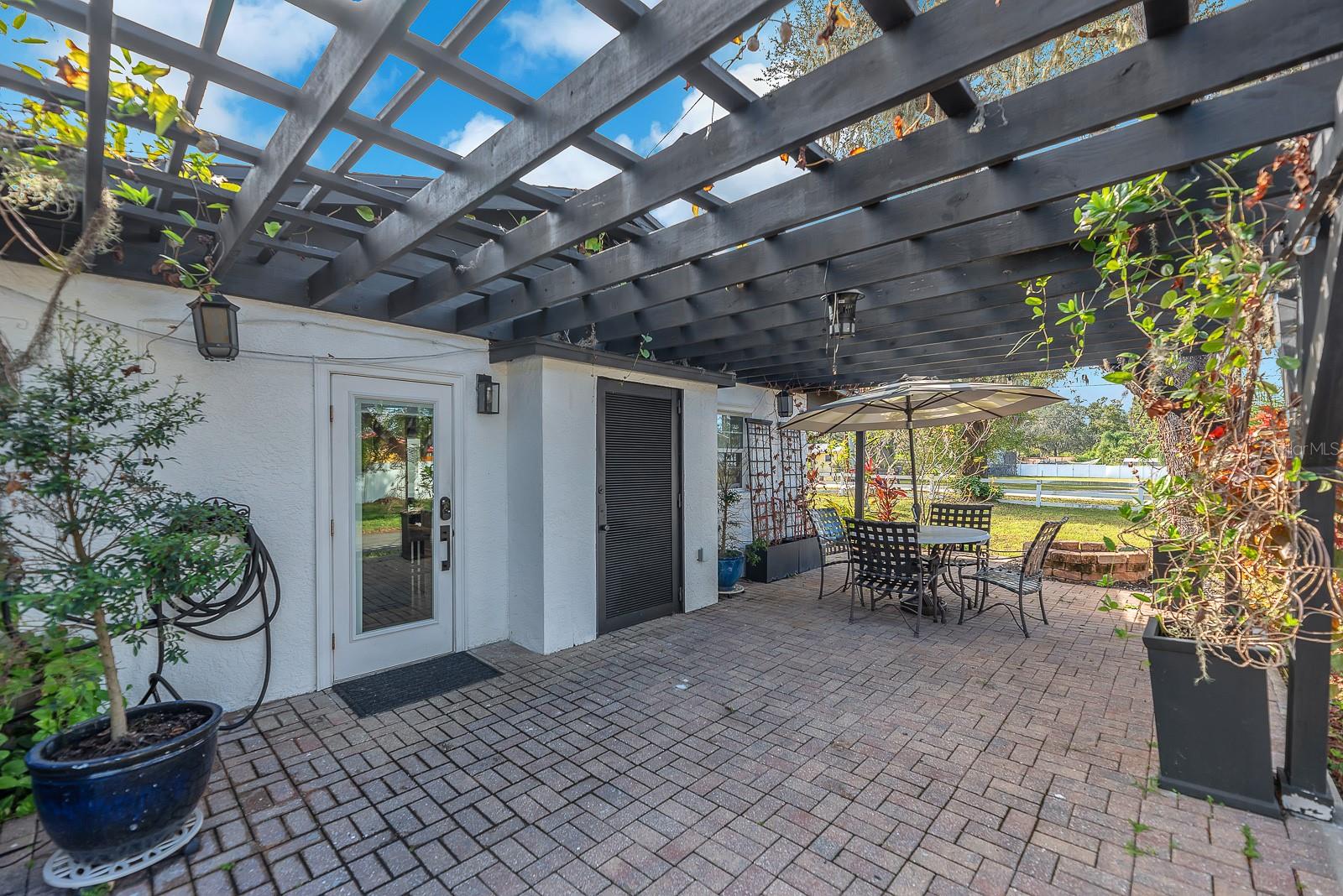 Listing photo id 4 for 105 Saint Cloud Avenue