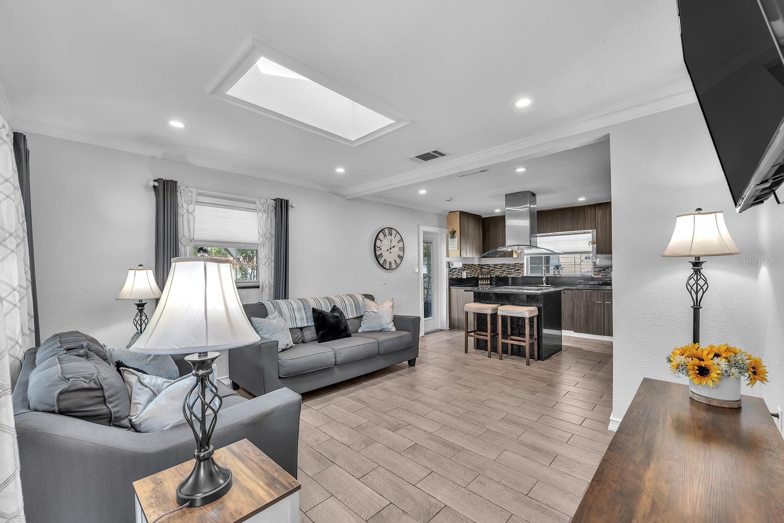 Listing photo id 5 for 105 Saint Cloud Avenue