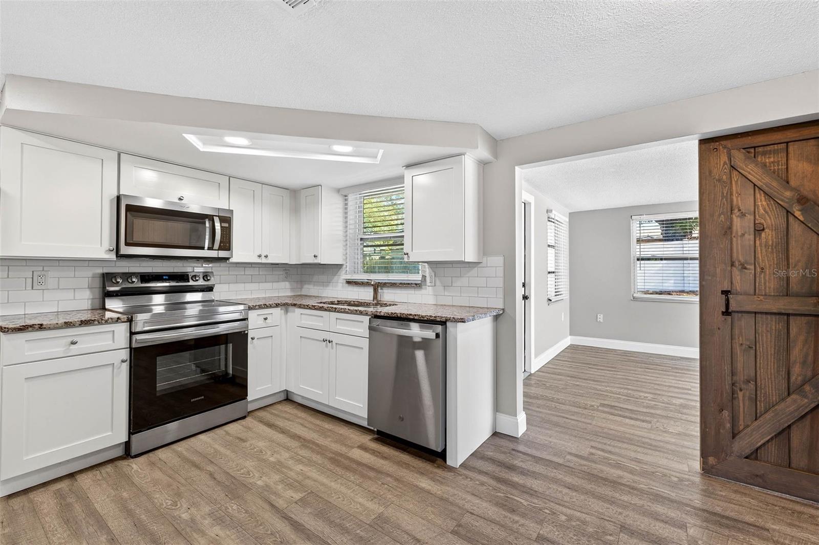 Listing photo id 8 for 9016 Rainbow Lane