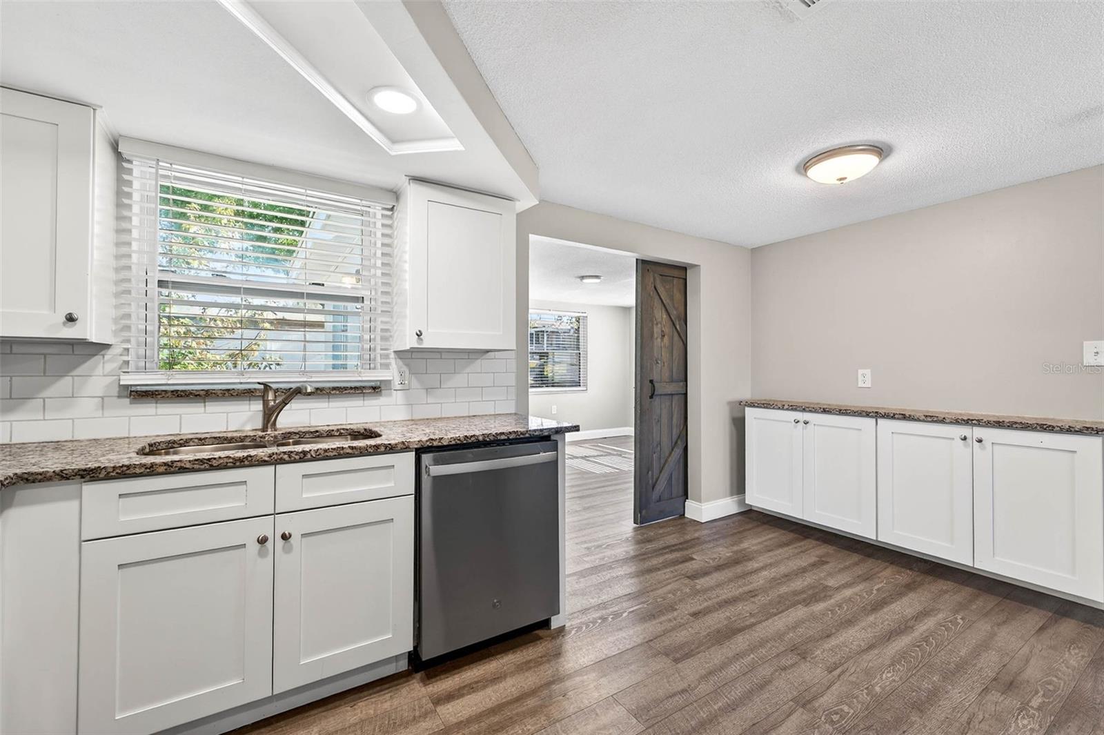 Listing photo id 11 for 9016 Rainbow Lane